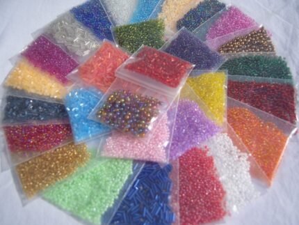 BEADS 17,000 + , 35 DIFFERENT COLOURS. GREAT VALUE